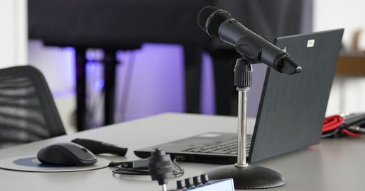 Podcast Aufnahmeequipment Laptop und Mikrofon