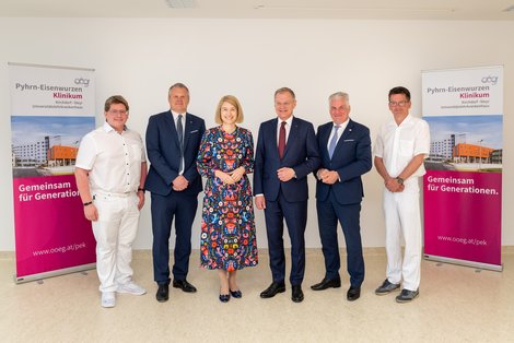 Gruppenfoto: Mag. DDr. Alexander Lang (Ärztlicher Direktor, Pyhrn-Eisenwurzen Klinikum); Dr. Tilman Königswieser, MPH (Vorsitzender der Geschäftsführung der OÖG); Mag.a Christine Haberlander (LH-Stv.in); Mag. Thomas Stelzer (Landeshauptmann von Oberösterreich); Mag. Karl Lehner, MBA (Mitglied der Geschäftsführung der OÖG); Prim. Dr. Helmut Spalt (Leiter des Instituts für Radiologie, PEK Kirchdorf)