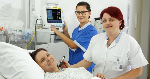 Patientin mit Ärztin und Pflegerin