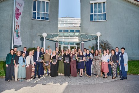 Gruppenfoto, AbsolventInnen halten Diplom und Rose in den Händen