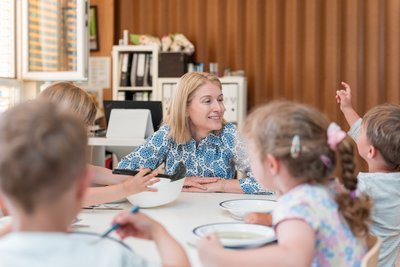 LHStv.in Haberlander sitzt mit Kindern beim Mittagstisch