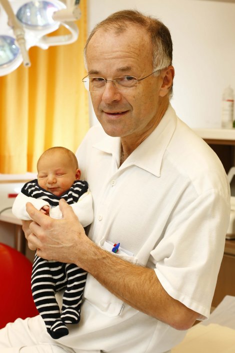 Prim. Dr. Thomas Puchner mit Baby