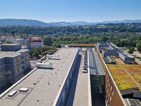 Rückkühlungsanlage am Dach des Pyhrn-Eisenwurzen Klinikums Steyr. 