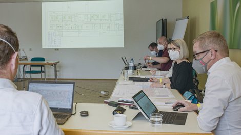 In die Planungen für den neuen Zentral-OP des Pyhrn-Eisenwurzen Klinikums Steyr sind maßgeblich auch die NutzerInnen, also das medizinische und pflegerische Personal eingebunden. 