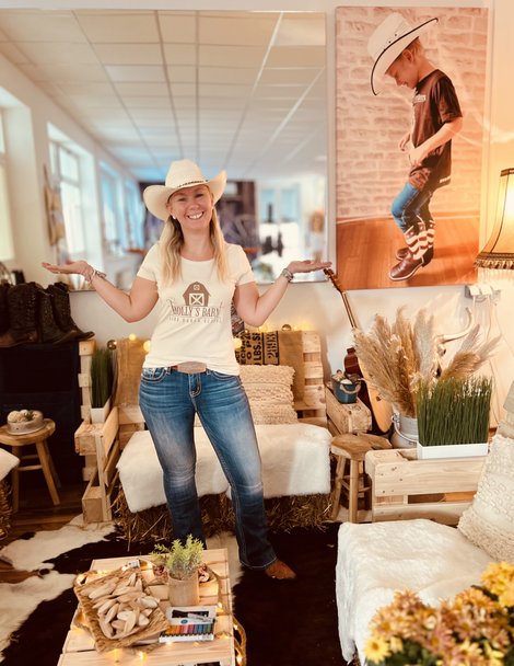Sylvia Hollnsteiner in ihrer Line Dance Schule Holly's Barn