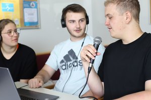 Pflegestarter*innen beim Podcast Aufnehmen