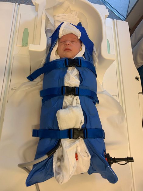 Baby schläft in Vakuummatratze