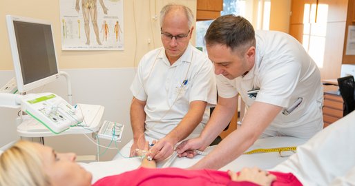 Untersuchung einer Patientin in der Neuromuskulären Ambulanz