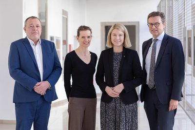 V.l.: Volker Hartl, Stv. Obmann Dachverband Selbsthilfe OÖ, Gabriela Simmer, MA, Selbsthilfebeauftragte am Pyhrn-Eisenwurzen Klinikum, Gesundheitsreferentin LH-Stv.in Mag.a Christine Haberlander, Mag. Dr. Franz Harnoncourt, Vorsitzender der Geschäftsführung OÖ Gesundheitsholding.