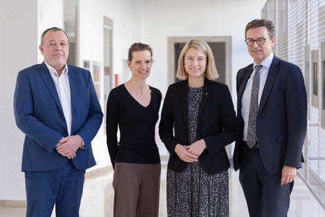 V.l.: Volker Hartl, Stv. Obmann Dachverband Selbsthilfe OÖ, Gabriela Simmer, MA, Selbsthilfebeauftragte am Pyhrn-Eisenwurzen Klinikum, Gesundheitsreferentin LH-Stv.in Mag.a Christine Haberlander, Mag. Dr. Franz Harnoncourt, Vorsitzender der Geschäftsführung OÖ Gesundheitsholding.