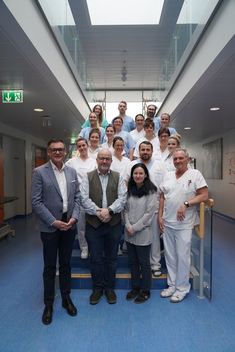 Gruppenfoto auf Treppe
