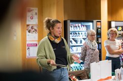 Frau des Selbsthilfestandes SHV Schärding spricht über Selbsthilfeangebote