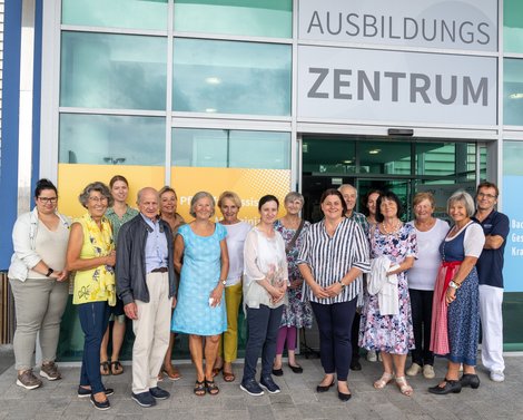 Das Team der GuKPS Vöcklabruck mit Pflegedirektorin Renate Nobis und die Jubilare 