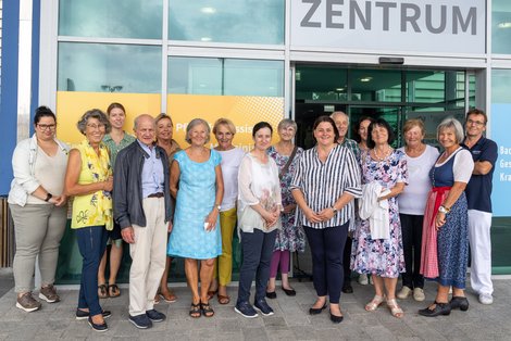 Das Team der GuKPS Vöcklabruck mit Pflegedirektorin Renate Nobis und die Jubilare 