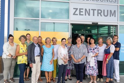 Das Team der GuKPS Vöcklabruck mit Pflegedirektorin Renate Nobis und die Jubilare 