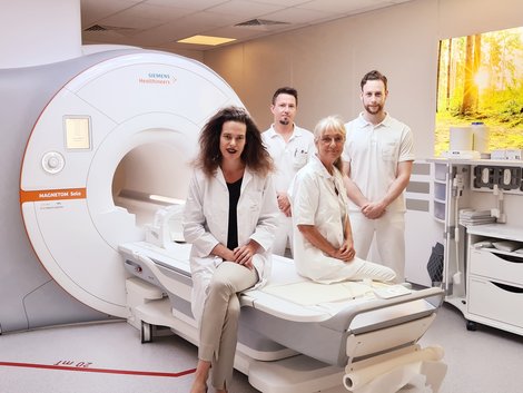 Vor dem  Magnetresonanztomografen v.l.n.r.: Leiterin der Radiologie Prim.a Dr.in Julia Röper-Kelmayr, leitender Radiotechnologe Stefan Lanzerstorfer, 1. OÄin Dr.in Helga Krudl, Ass.Dr. Mathias Singer