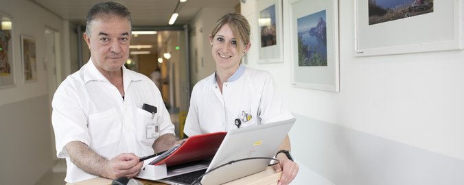 Ärzte stehen vor Laptop
