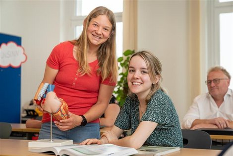 Ausbildnerin und Schüler in der Klasse
