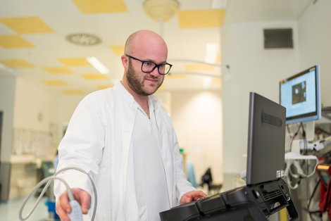 Thomas Pöckl bei der Arbeit im Aufwachraum