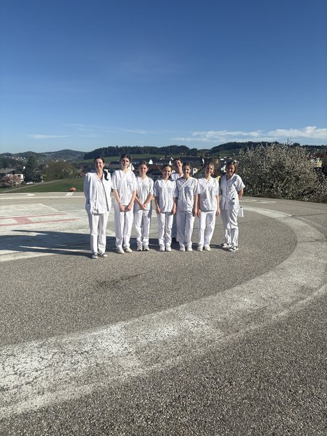 Teilnehmerinnen am Hubschrauber-Landeplatz