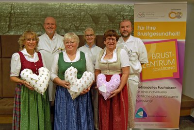 Gruppenfoto v.l.n.r.: Goldhaubenobfrau Elfriede Amerstrofer, Leiter der Abteilung Chirurgie Prim. Dr. Christoph Kopf, Obfrau-Stellvertreterin Pauline Reitinger, DGKPin BCN Gerline Joos, Maria Gschwendtner, OA Chirurgie Dr. Peter Prötsch