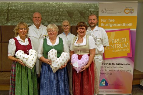 Gruppenfoto v.l.n.r.: Goldhaubenobfrau Elfriede Amerstrofer, Leiter der Abteilung Chirurgie Prim. Dr. Christoph Kopf, Obfrau-Stellvertreterin Pauline Reitinger, DGKPin BCN Gerline Joos, Maria Gschwendtner, OA Chirurgie Dr. Peter Prötsch