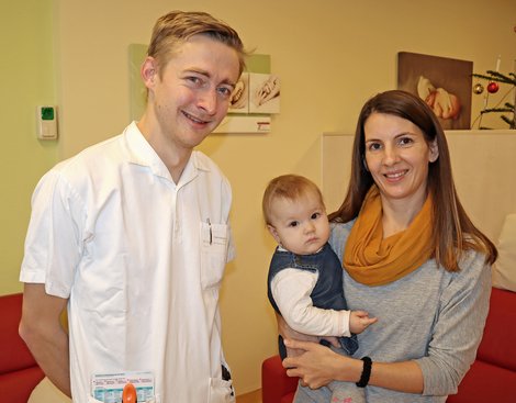 Johanna Wimmer mit Tochter Emma und OA Dr. Georg Grüßenberger  