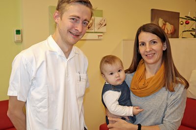Johanna Wimmer mit Tochter Emma und OA Dr. Georg Grüßenberger  