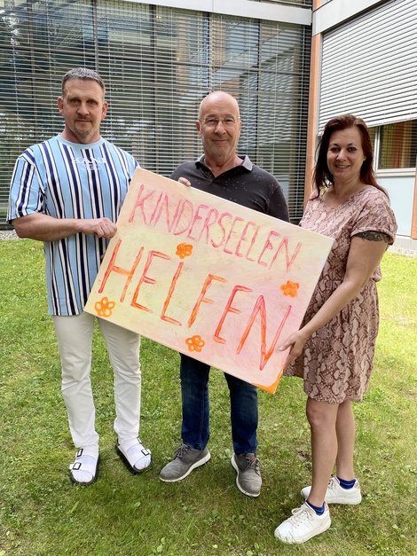 Gruppenfoto mit Schild auf dem steht: "Kinderseelen helfen"