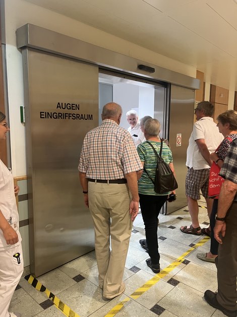 Besucher beim Tag der offenen Tür
