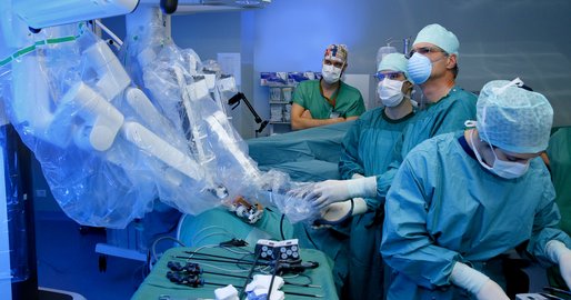 Ärzte im OP mit dem DaVinci OP-Roboter