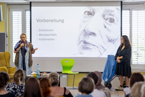 Hildegard Nachum mit Beamer