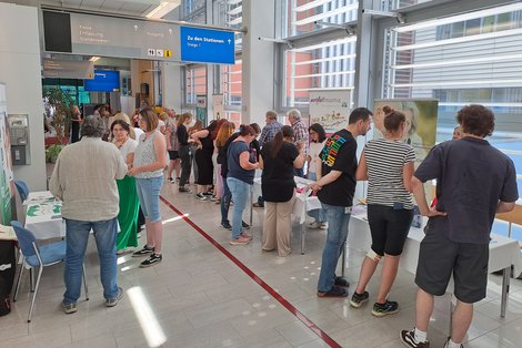Personen lassen sich am Selbsthilfeaktionstag beraten.