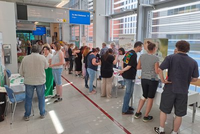Personen lassen sich am Selbsthilfeaktionstag beraten.
