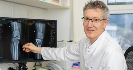 Prim. Stöcher Harald beim Patientengespräch