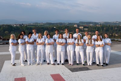 Teambild der medizinischen Notaufnahme in Steyr am Hubschrauberlandeplatz