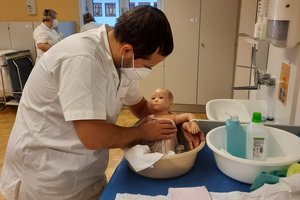 Pflegeschüler wickelt Simulationsbaby