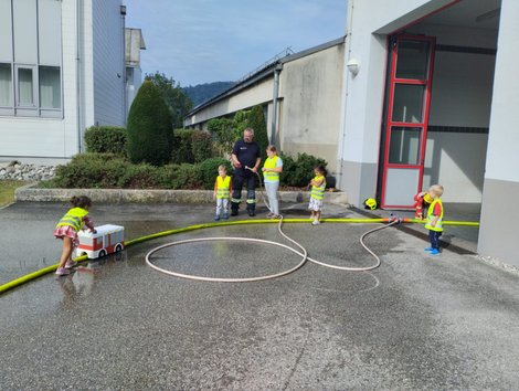 Kinder bei der Feuerwehr