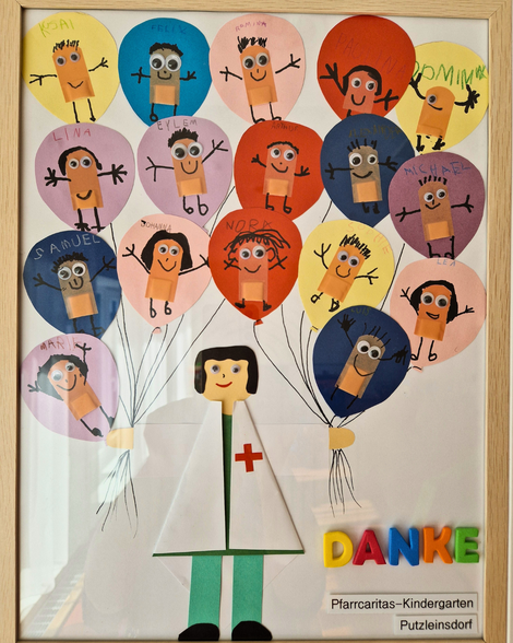 Buntes Dankesbild aus dem Kindergarten Putzleinsdorf mit kleinen gebastelten Figuren
