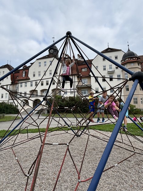 Kinder am Klettergerüst