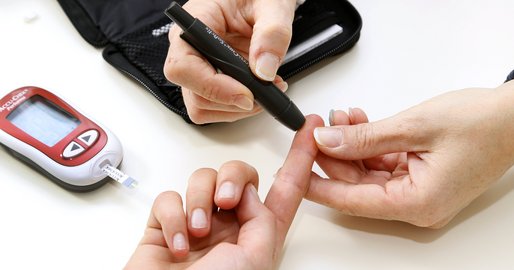 Blutzuckermessung an dem Finger mit Messgerät