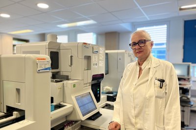 Prof.in Baumann mit Labor im Hintergrund