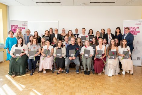 Gruppenfoto der AbsolventInnen mit Gratulanten