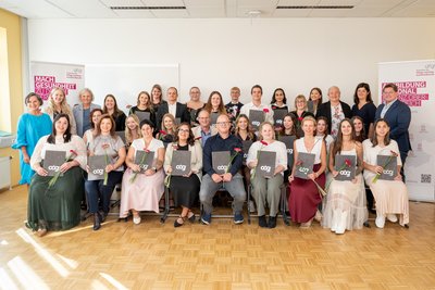 Gruppenfoto der AbsolventInnen mit Gratulanten
