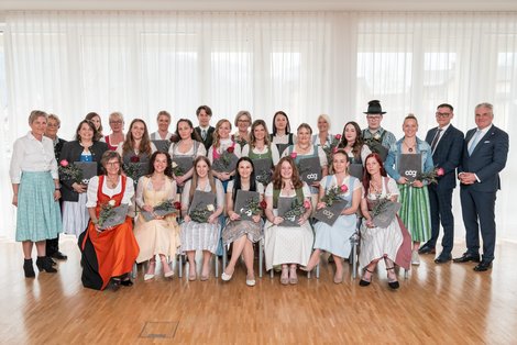 23 neue PflegefachassistentInnen bei ihrer Abschlussfeier mit GratulantInnen
