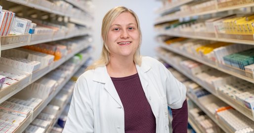 Mitarbeiterin der klinischen Pharmazie im Medikamentendepot