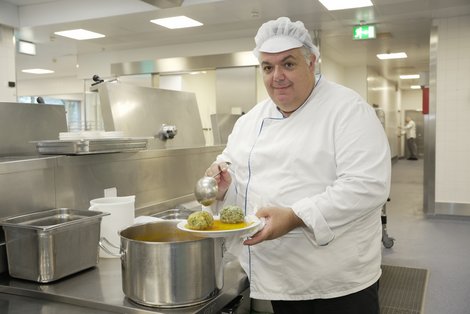Küchenleiter Andreas Aichhorn beim Kochen
