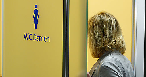 Frau beim Zugang zum WC