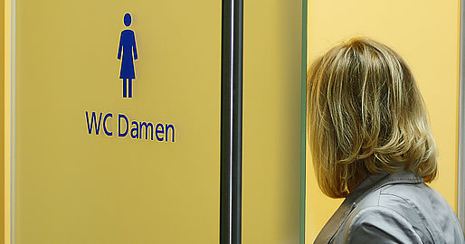 Frau beim Zugang zum WC