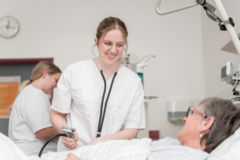 Eine Auszubildende betreut eine Schauspielerpatientin